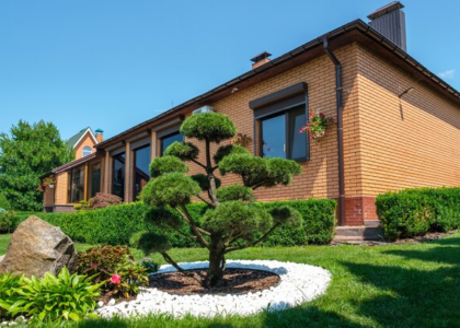 freepicdownloader.com backyard garden with nicely trimmed bonsai bushes bushes front villa normal.webp